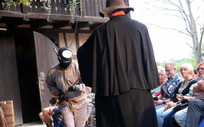 Die Besucher wurden entführt ins Londoner Hafenviertel der 1920er Jahre, wo arglose Mitmenschen vom mysteriösen Hai mit Harpunen malträtiert werden. Foto: Roberto Burian