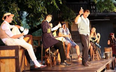 Kein Platz blieb leer, als das Ensemble des theater-spiel-ladens den erfolgreichen Krimi-Klassiker „Das Gasthaus an der Themse“ am Wochenende auf die Bühne brachte. Foto: Roberto Burian