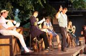 Kein Platz blieb leer, als das Ensemble des theater-spiel-ladens den erfolgreichen Krimi-Klassiker „Das Gasthaus an der Themse“ am Wochenende auf die Bühne brachte. Foto: Roberto Burian