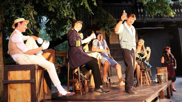 Kein Platz blieb leer, als das Ensemble des theater-spiel-ladens den erfolgreichen Krimi-Klassiker „Das Gasthaus an der Themse“ am Wochenende auf die Bühne brachte. Foto: Roberto Burian