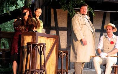 Inspektor Wade (Bildmitte) spürt endlich eine vielversprechende Fährte auf: Das Mekka, eine ominöse Hafenkneipe. Foto: Roberto Burian