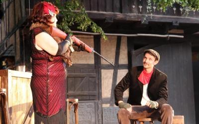 Mit der Besitzerin der Hafenkneipe Mrs. Oaks sollte „Mann“ sich lieber nicht anlegen. Foto: Roberto Burian